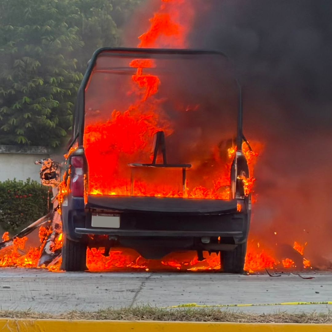Habitantes Queman Patrulla tras Accidente Carretero en Álamo Temapache; Una Persona Murió